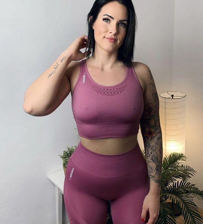 Braless Insta Babes