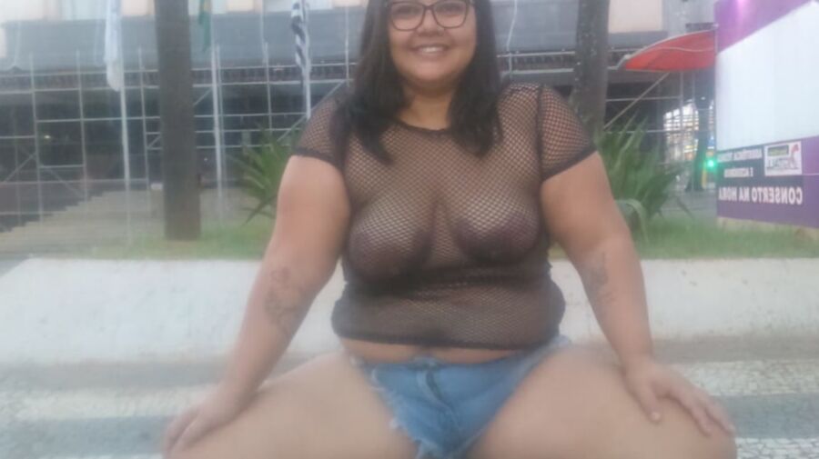 MOSTRANDO ASTETAS NA RUA COM CAMISA TOTALMENTE TRANSPARENTE
