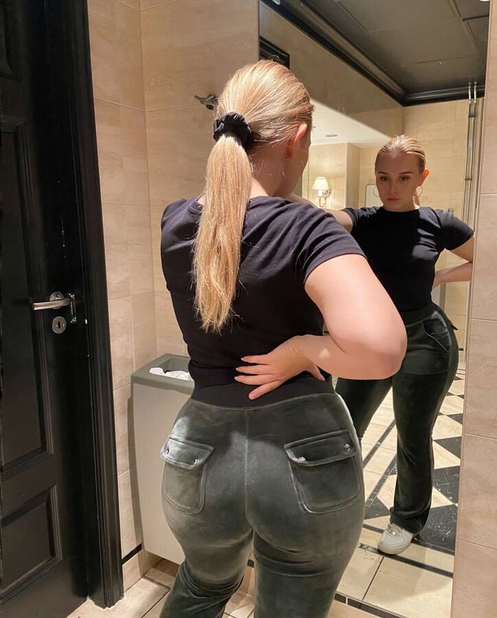 Huge fuckable booty ass Maren....wank bank