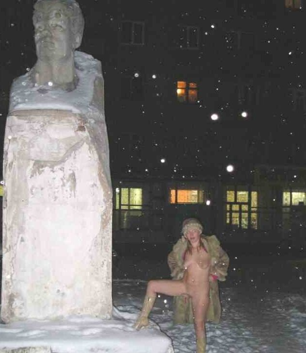 cracy russian naked in the snow! (photo exchange)