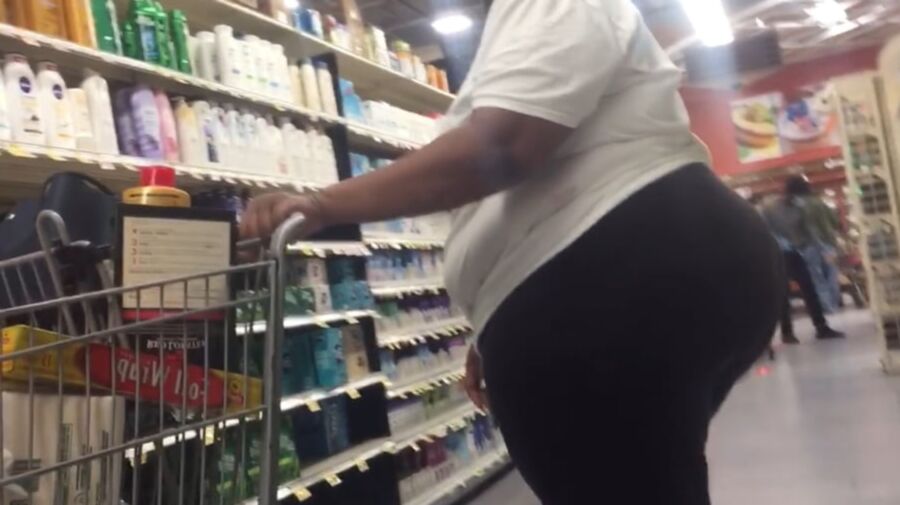 PHAT ASS SSBBW WOBBLING AROUND