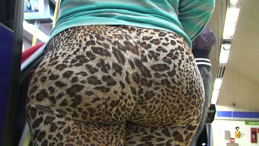 huge azz at scalator GLUTEUS DIVINUS