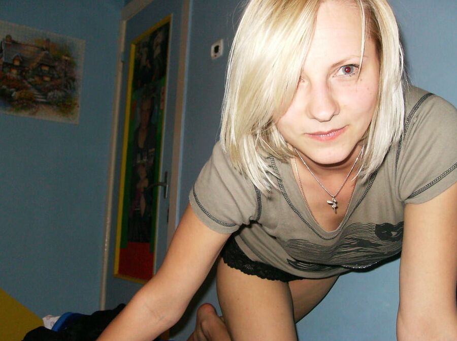 Petite blonde coquine
