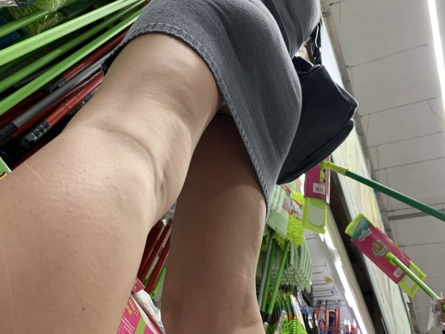 Milf lady upskirt