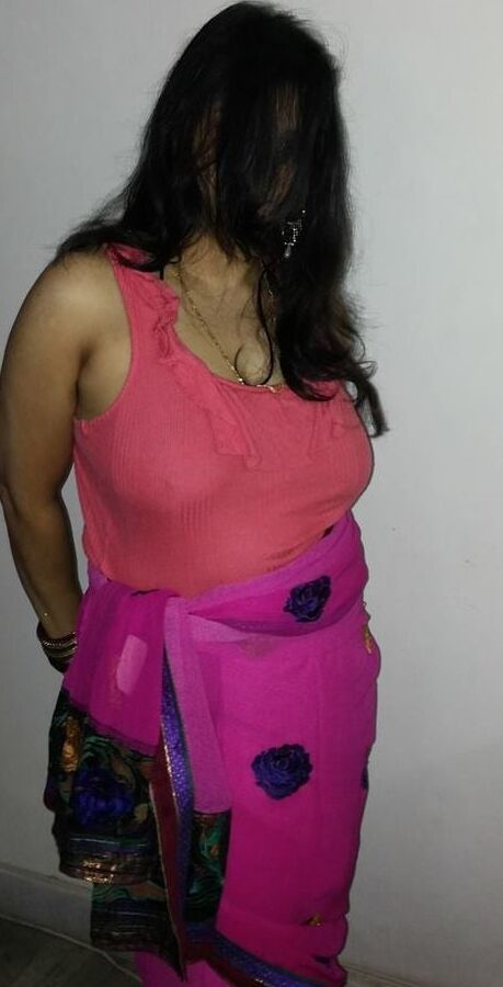 desi bhabhi wearing expensive jewellerys