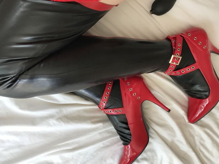 Dee in Latex