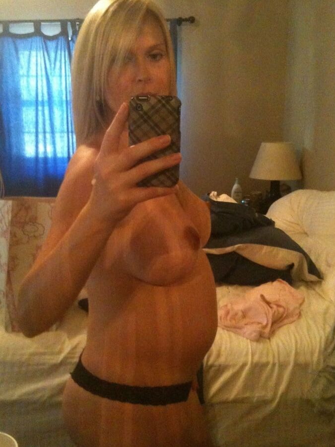 Super hot amateur pregnant blonde just wow