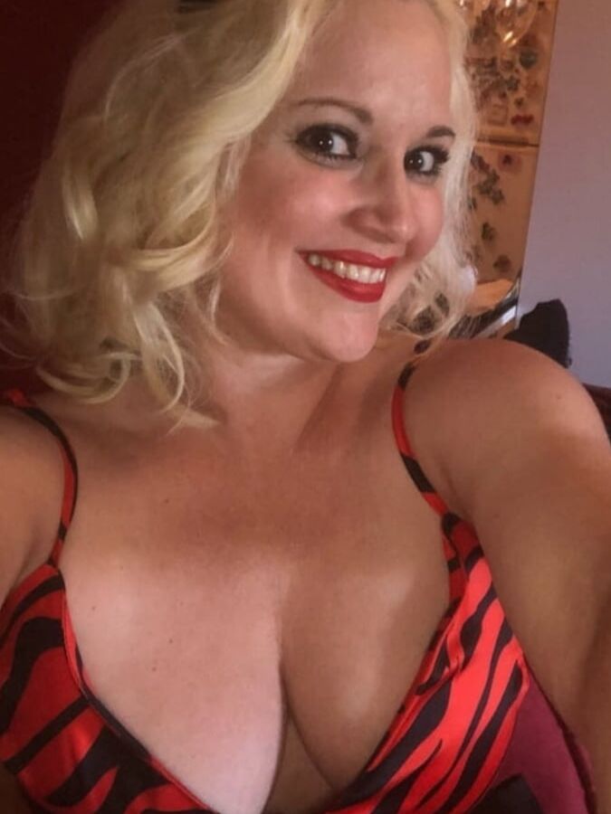 Maja Nikolic hot serbian milf singer