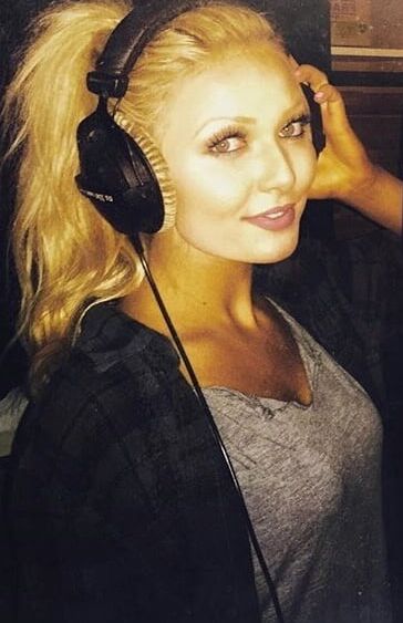 Erin Alvey REALLY SEXY Country Singer