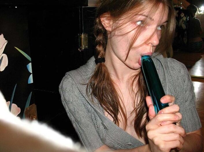 Jeune amatrice se gode le cul  et fait des photos