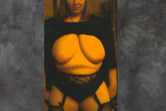chubby slut Maya strip sessions