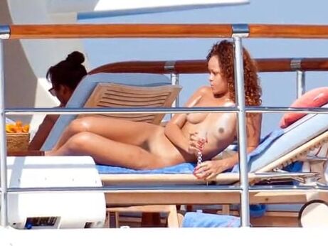 Rihanna-Leaked Pics