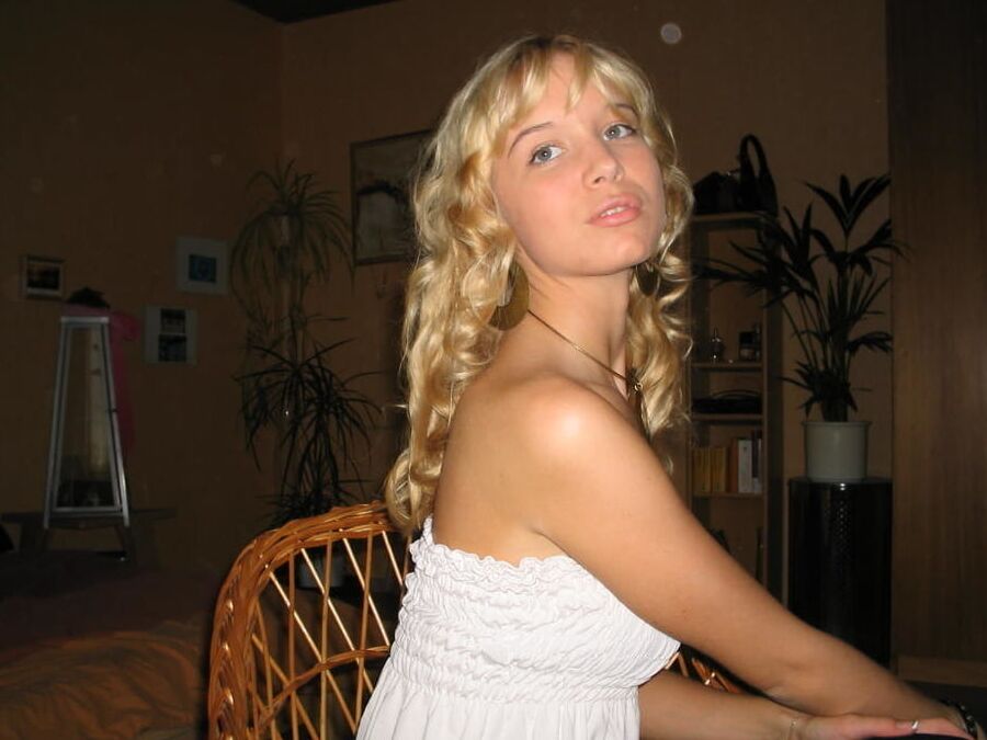 Amateur Blonde Tease EXPOSED !