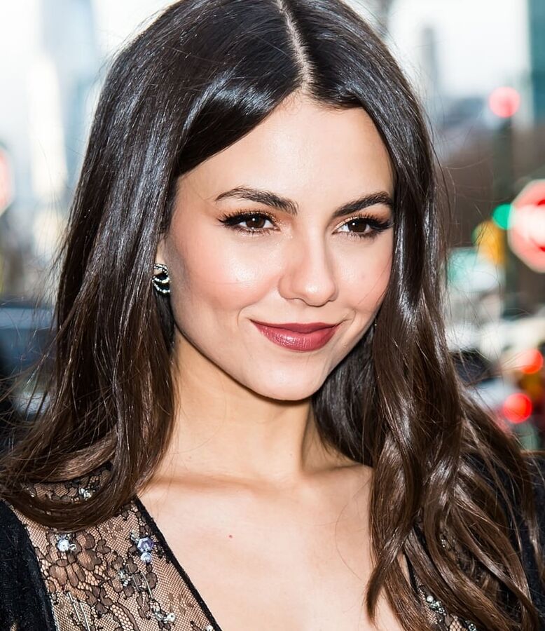 Victoria Justice - Sexy Boobage Feb th &;