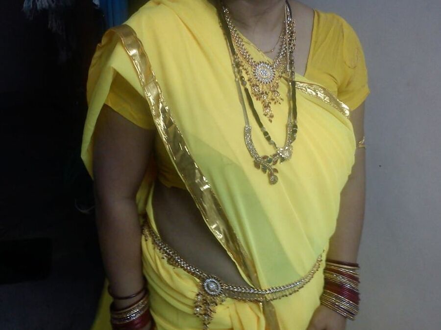 desi bhabhi wearing expensive jewellerys