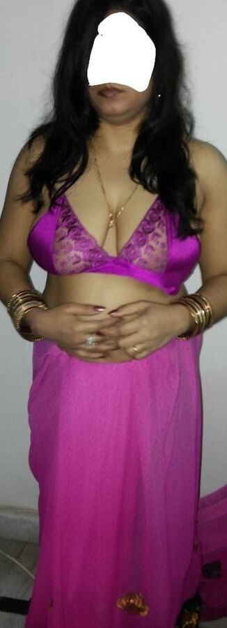 desi bhabhi wearing expensive jewellerys