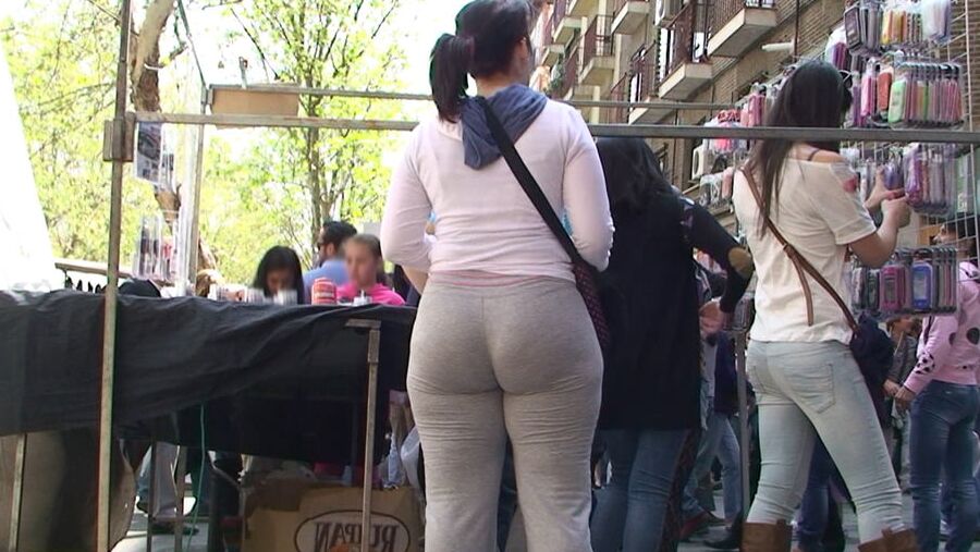 Spanish curvy in gray tights GLUTEUS DIVINUS