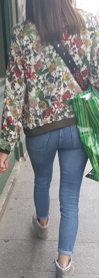 TIGHT JEANS ASS GIRL
