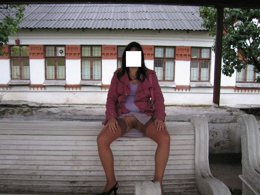 Exhibitionistin, die alle ihre Loecher zeigt