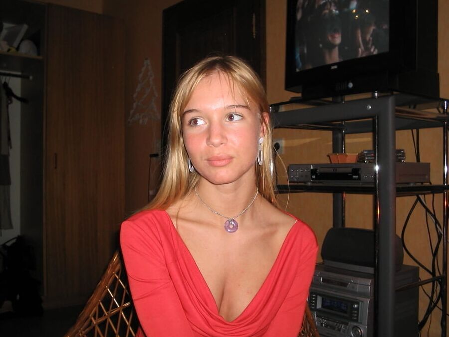 Amateur Blonde Tease EXPOSED !