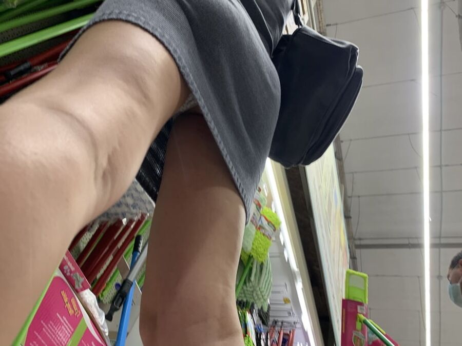 Milf lady upskirt