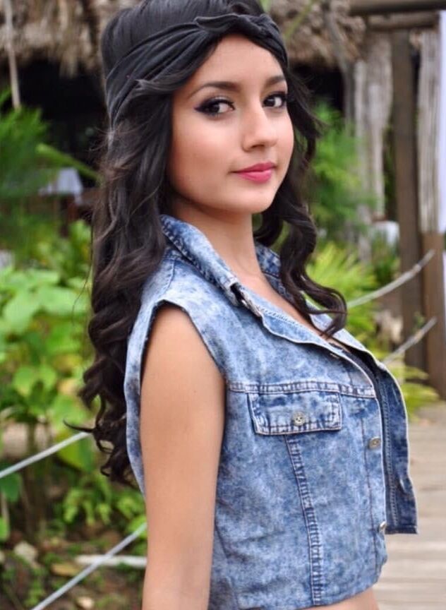 Yari Castellanos conejita