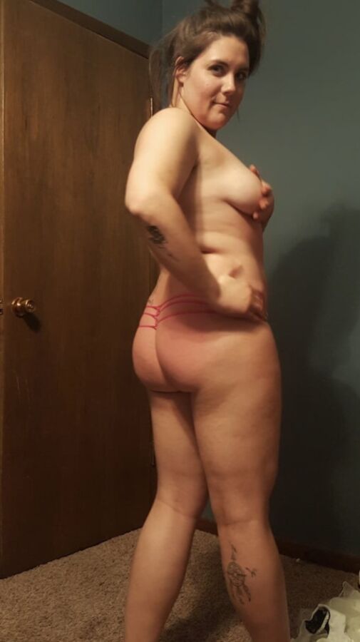 Mncuck wife expose and spread her pics