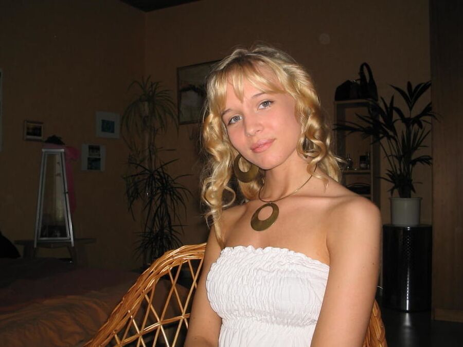 Amateur Blonde Tease EXPOSED !