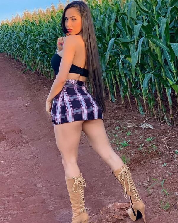 Une brunette bandante en short de jeans