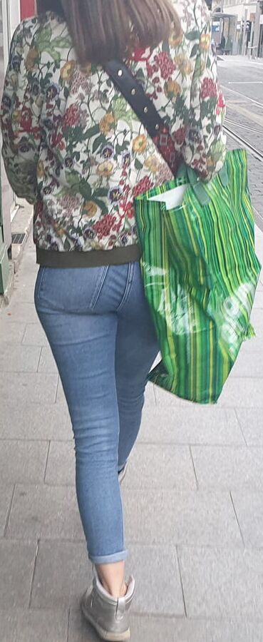 TIGHT JEANS ASS GIRL
