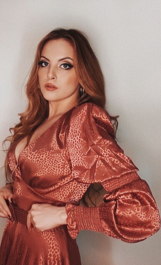 Elizabeth Gillies hot