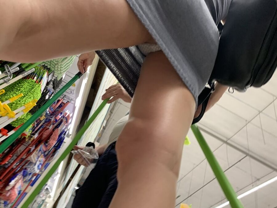 Milf lady upskirt
