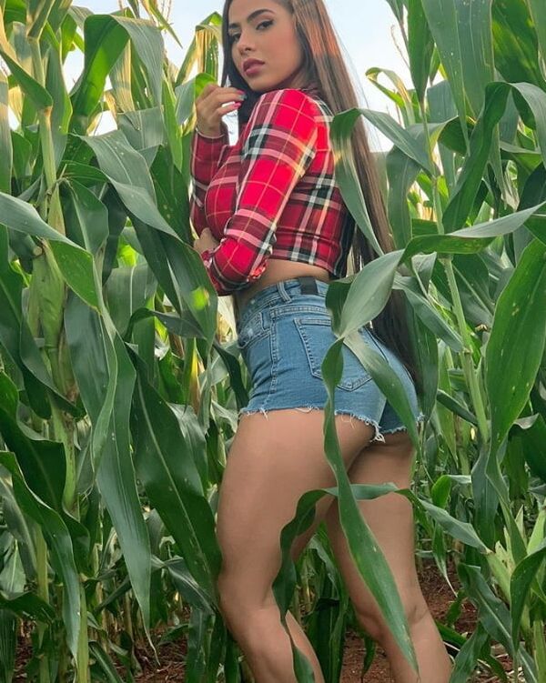 Une brunette bandante en short de jeans