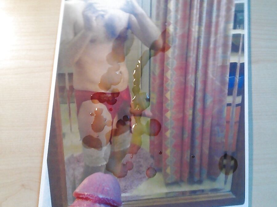 Jeune amatrice se gode le cul et fait des photos