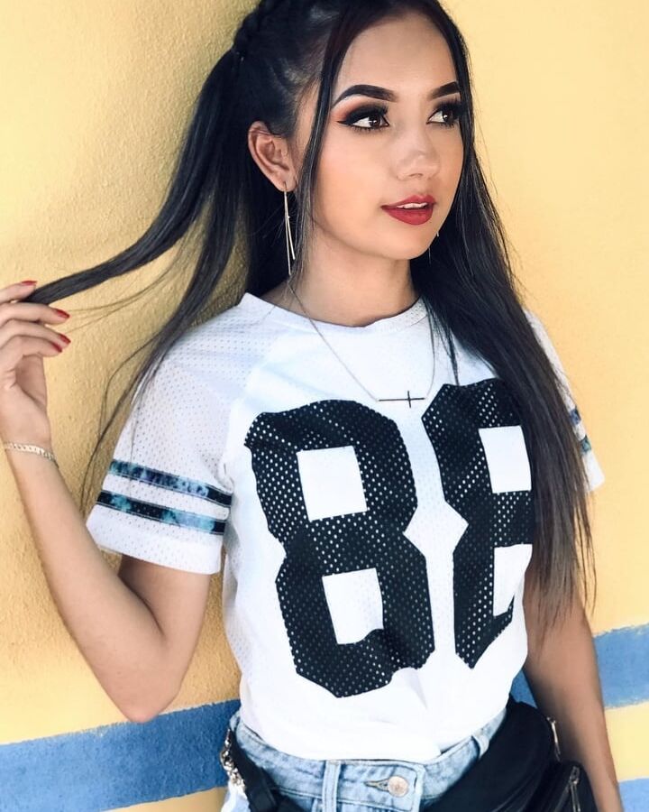 Yari Castellanos conejita