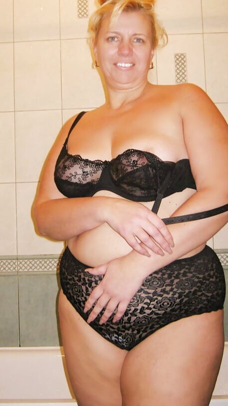 Full bodied mature Ruby undresses for the shower