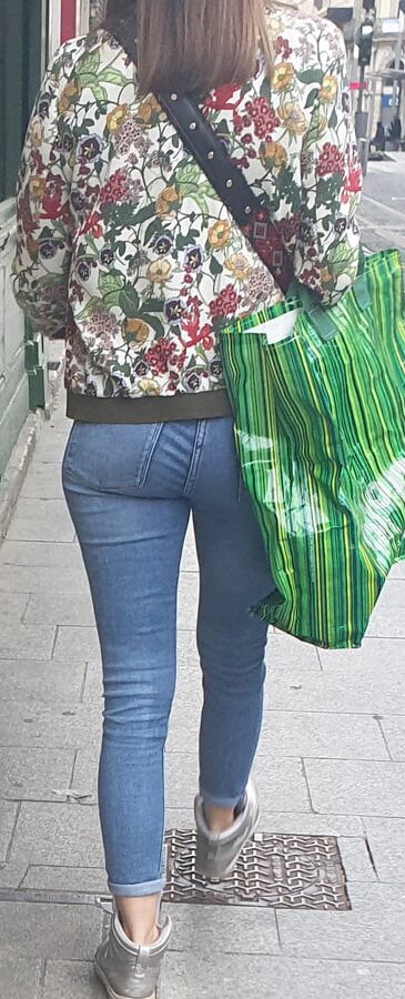 TIGHT JEANS ASS GIRL