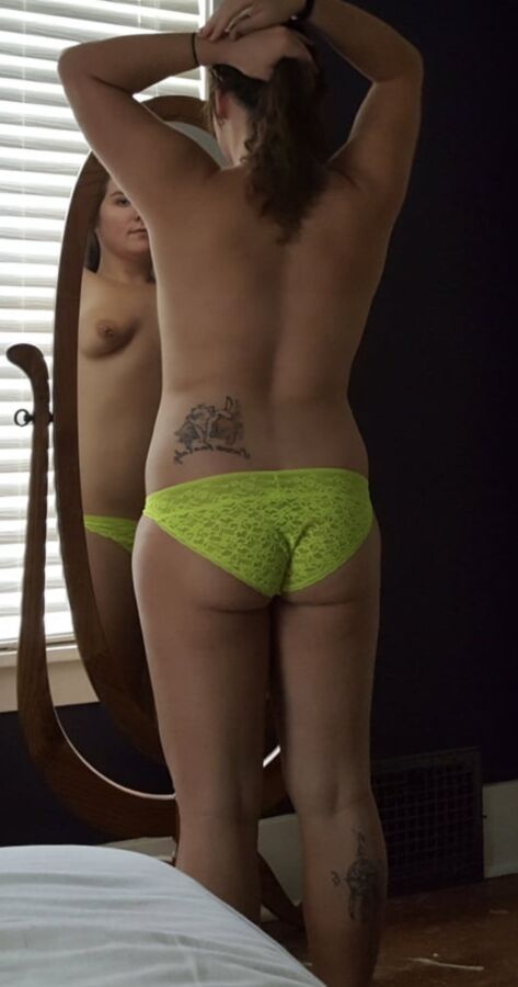 Mncuck wife expose and spread her pics