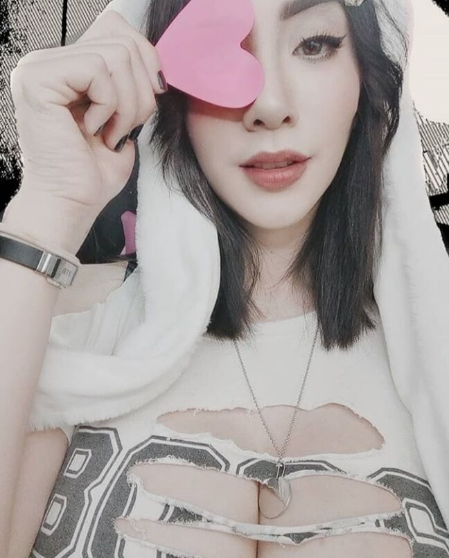 Mumusiraneitor very busty streamer