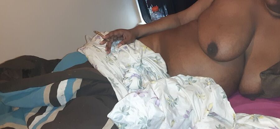 MOM NAKED ass out