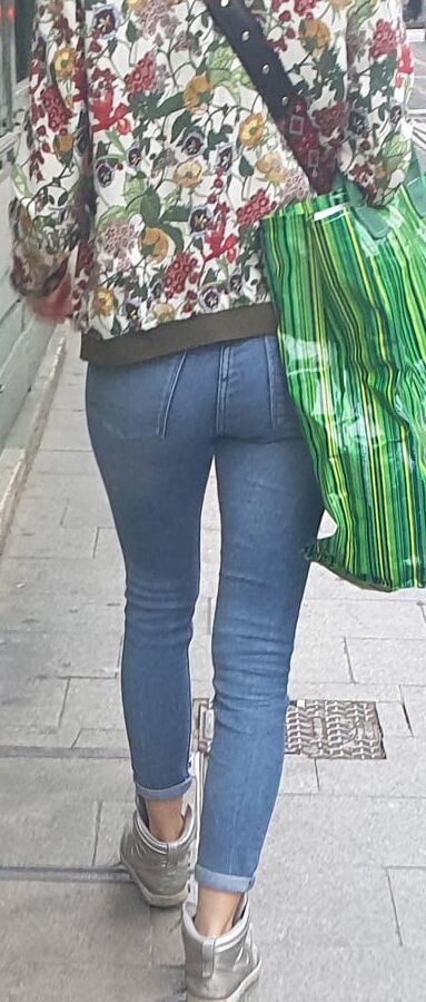 TIGHT JEANS ASS GIRL
