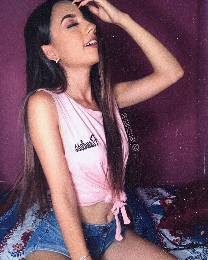 Yari Castellanos conejita