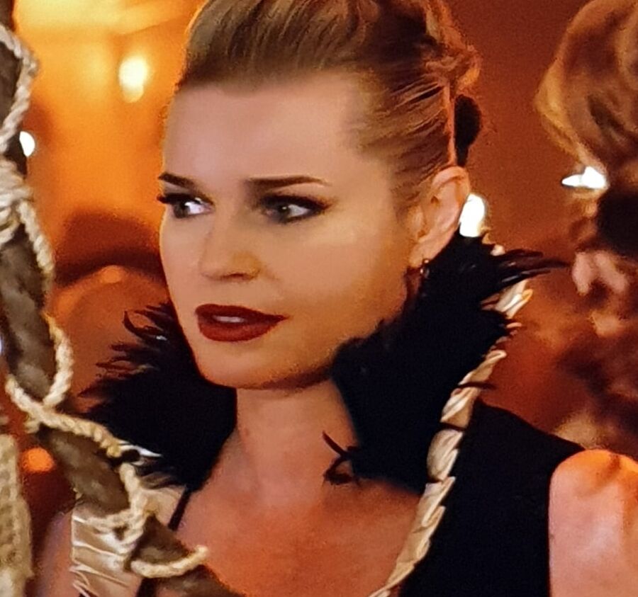 Rebecca Romijn sexy in tight leather skinny pants