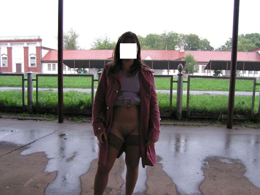 Exhibitionistin, die alle ihre Loecher zeigt