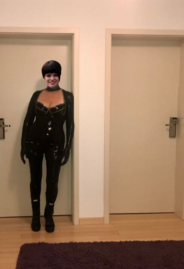 Fotzen in Fetisch Outfits