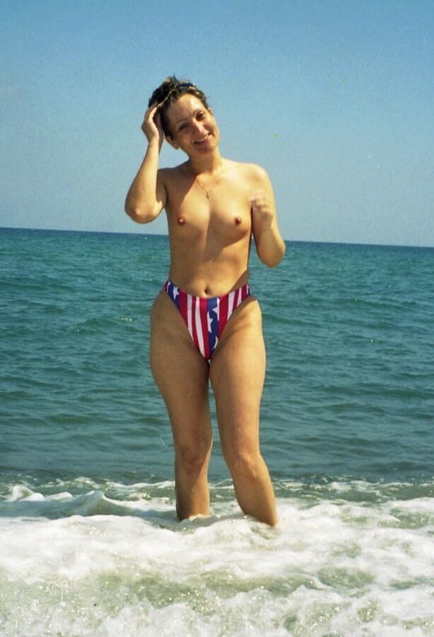 Retro Nudist Milf Pee on the Fkk Beach