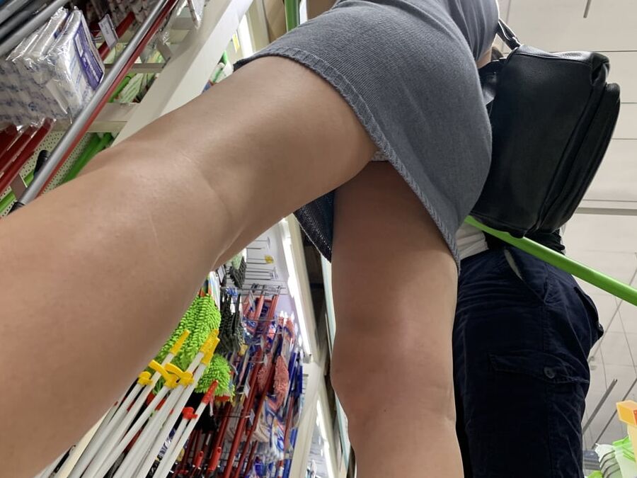 Milf lady upskirt