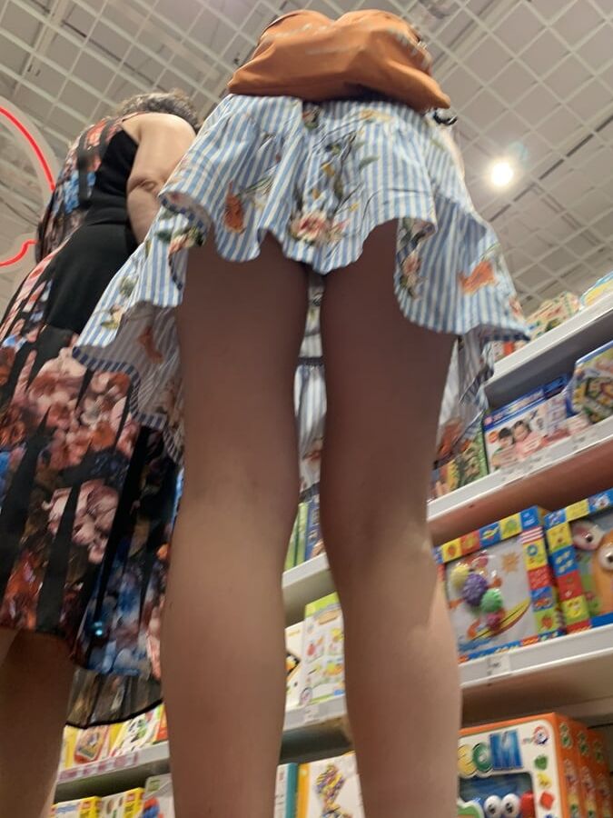 Upskirt mature in kmall