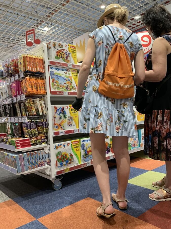 Upskirt mature in kmall