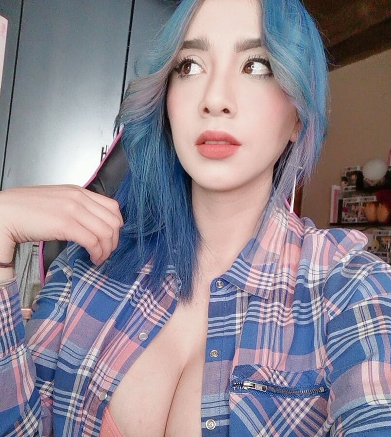 Mumusiraneitor very busty streamer